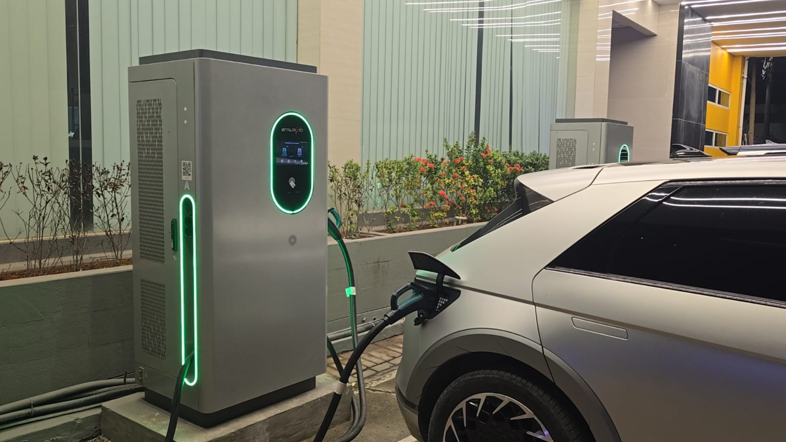 Starvo SIRIUS 120 dengan green LED signature lighting, charging Hyundai Ioniq 5