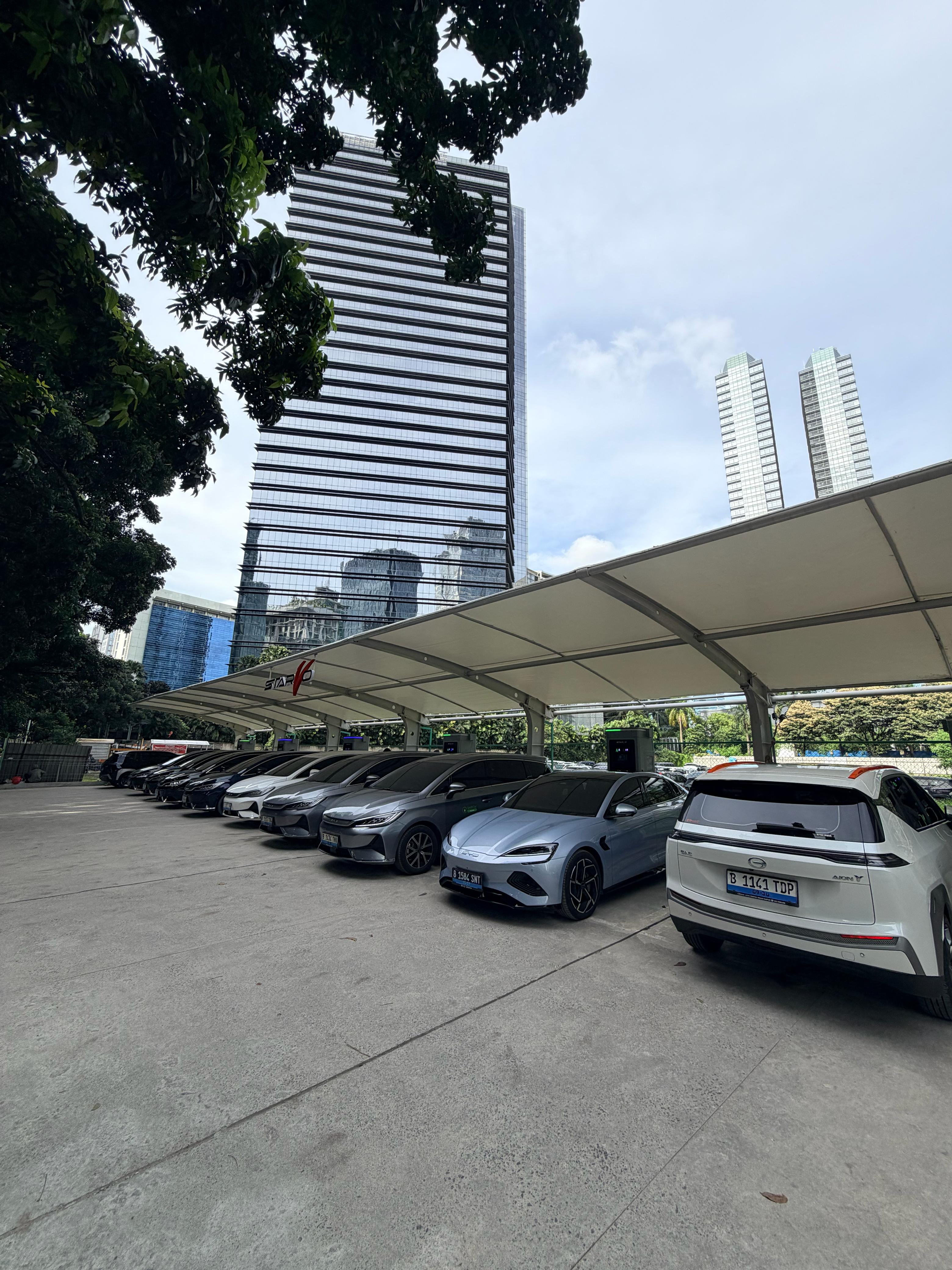 Stasiun pengisian Starvo premium yang sudah beroperasi di Mega Kuningan