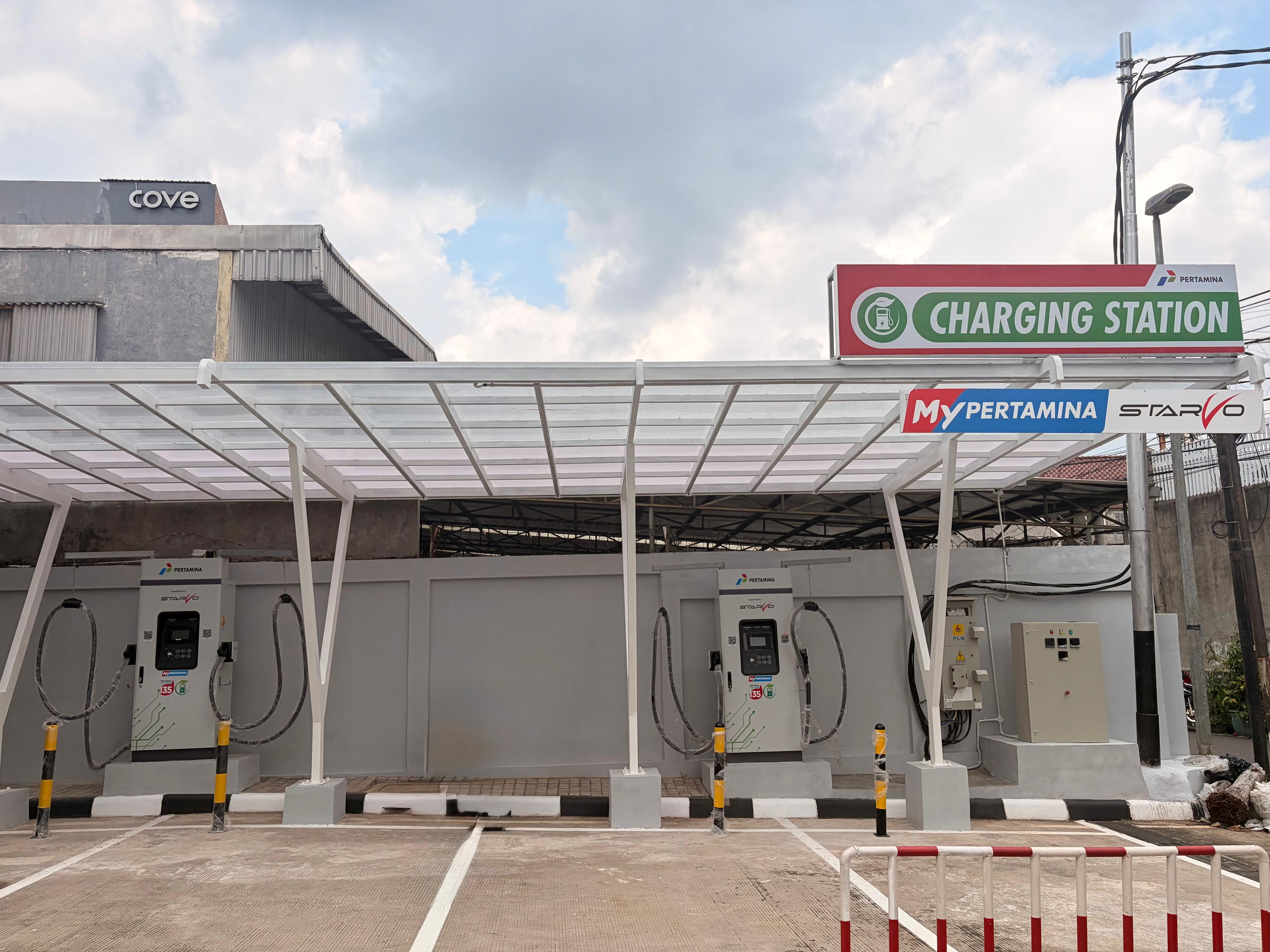 Stasiun pengisian Starvo di lokasi co-location Pertamina Fatmawati